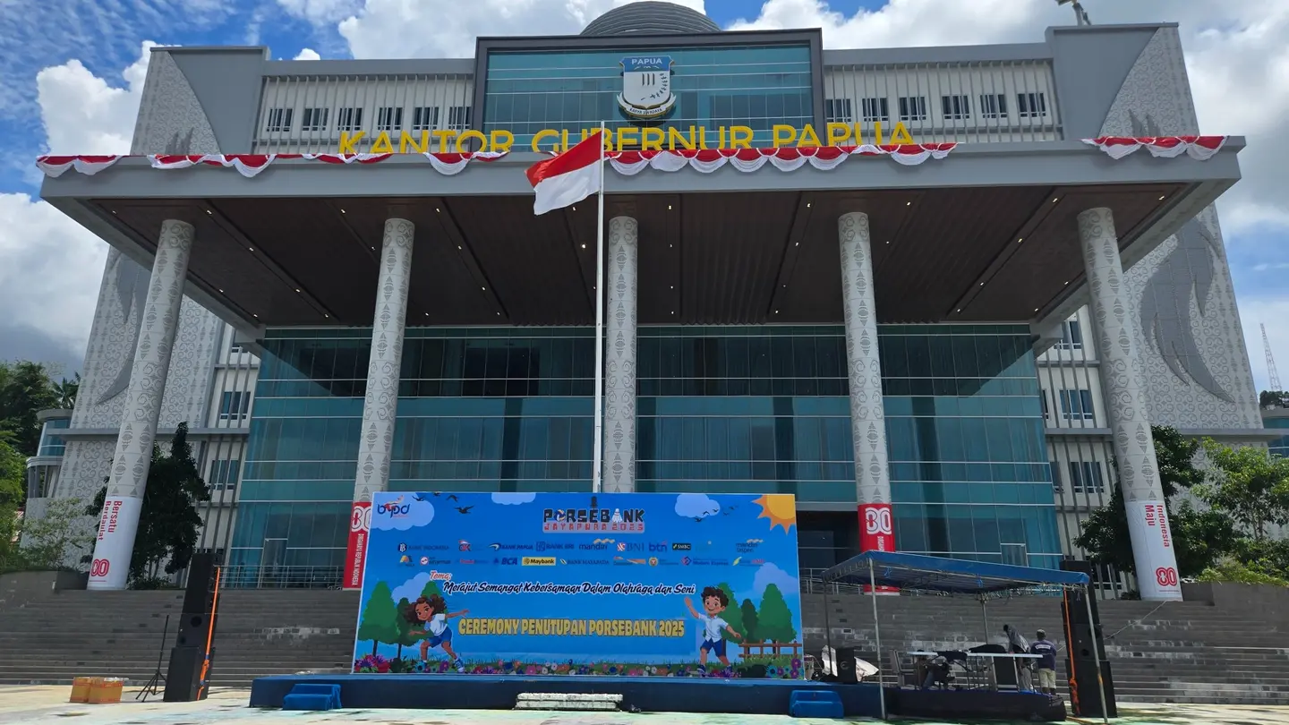 Area panggung acara dengan backdrop di depan Kantor Gubernur Papua.