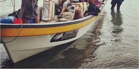 Speedboat berlogo Injros View bersandar di tepi perairan, tamu menaikkan barang bawaan