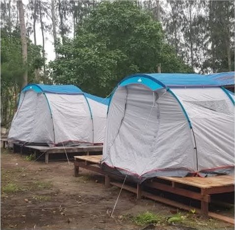 Tenda dome biru-abu di atas platform kayu di area camping Injros View