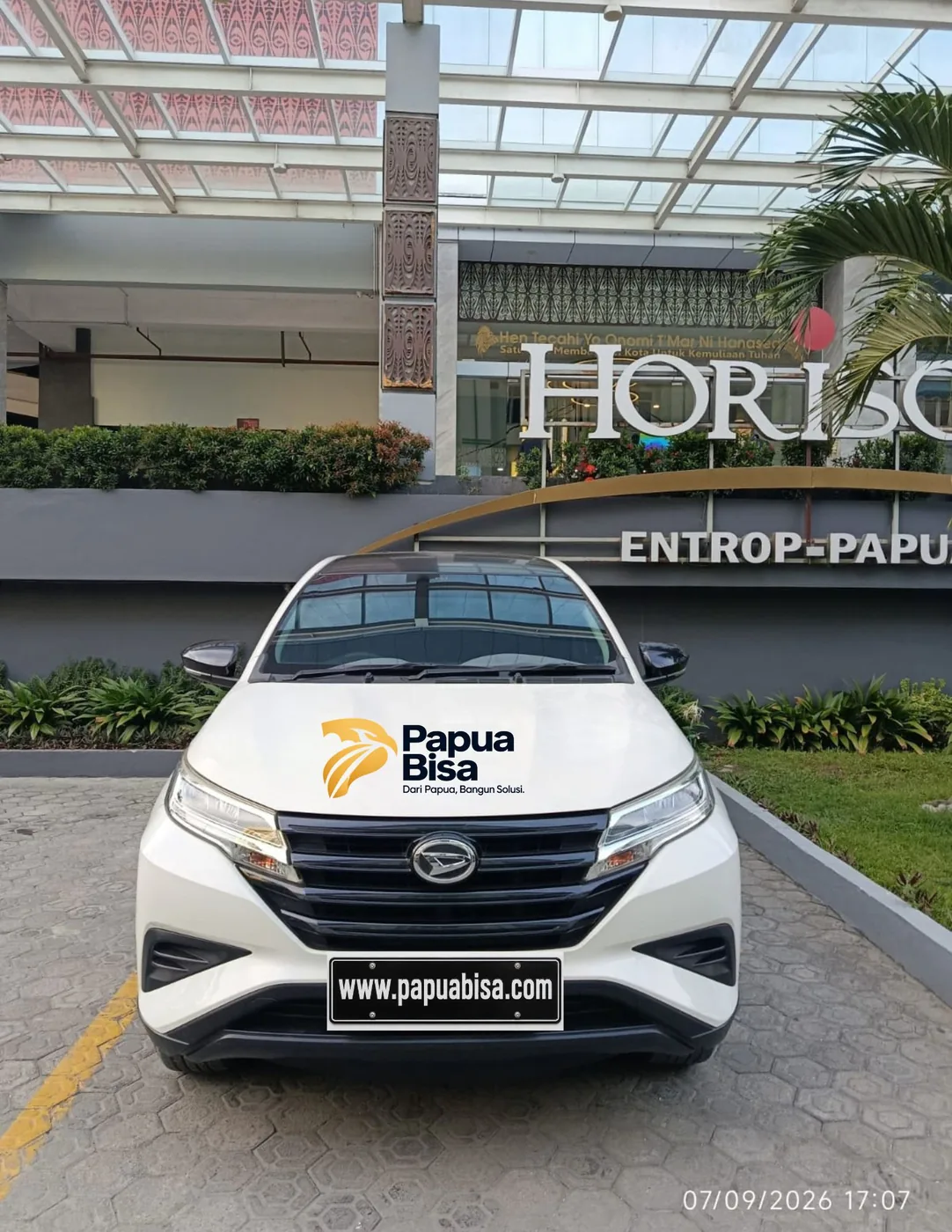Unit Daihatsu putih di depan Hotel Horison Entrop Papua
