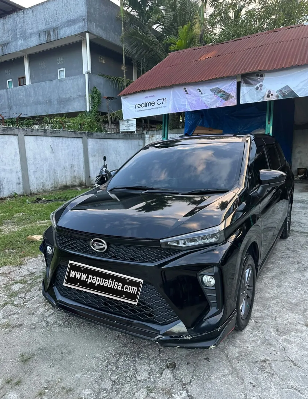 Unit Daihatsu hitam di halaman rumah