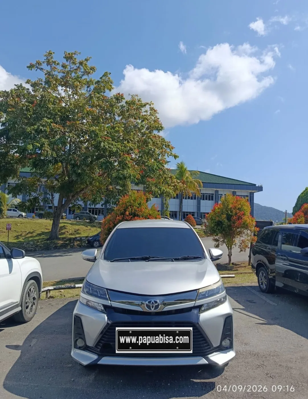 Unit Toyota silver di parkir kantor