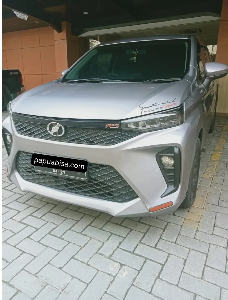 Unit Toyota silver di halaman bangunan
