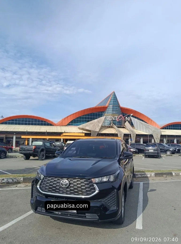 Unit Toyota hitam di parkir Bandara Sentani