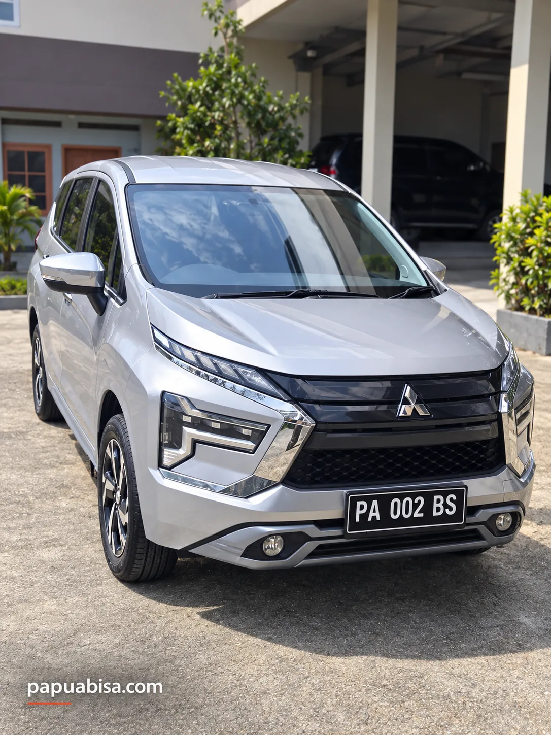Unit Mitsubishi silver di halaman depan bangunan